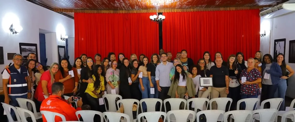 Profissionais de enfermagem e autoridades de Mangaratiba posam para foto em grupo
