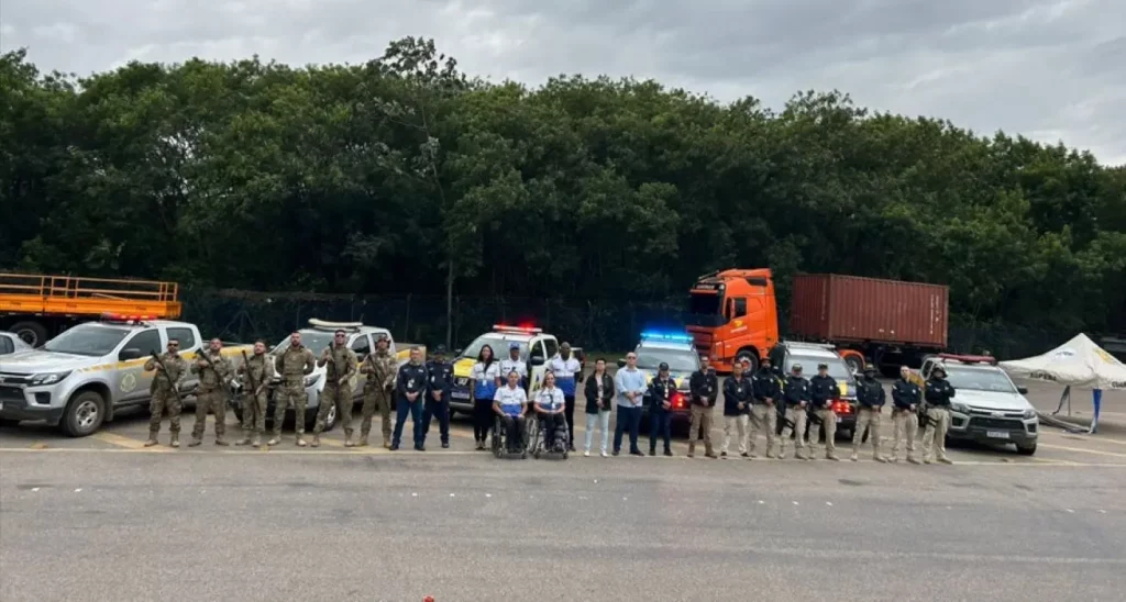 Integrantes da PortosRio, PRF, Operação Lei Seca, ANTT e demais órgãos de segurança posam juntos após ação 