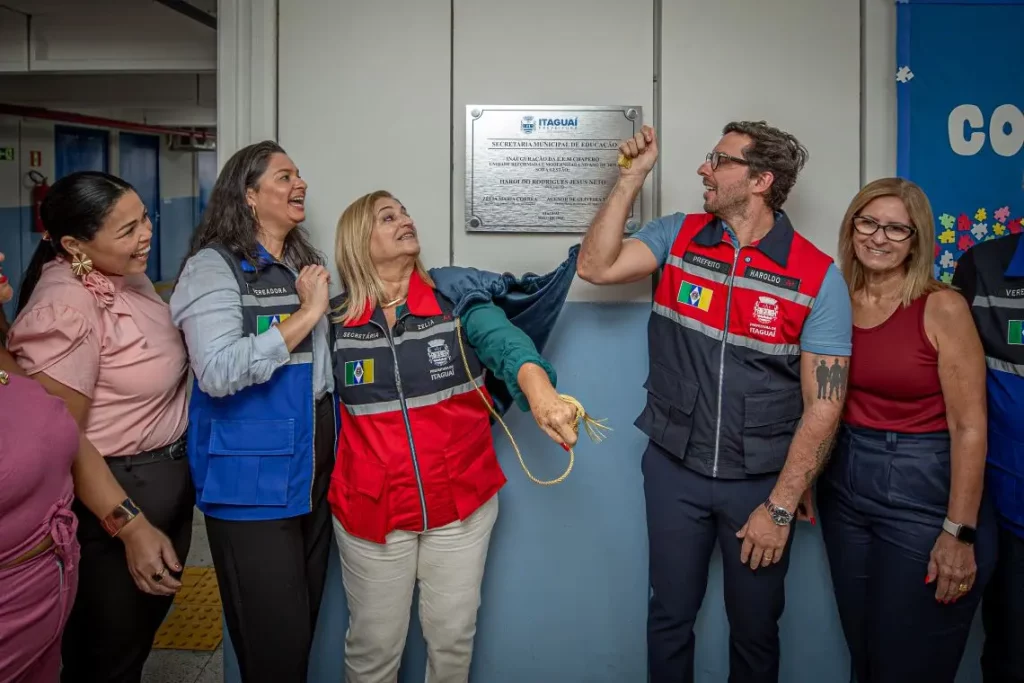 Prefeito interino Haroldo Jesus, secretária Zélia e a diretora da escola durante o descerramento da placa