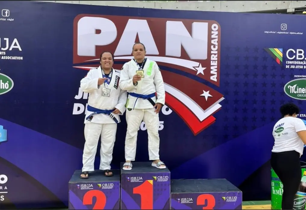 Anielle Amaral (centro), de Itaguaí, comemora a medalha de ouro ao lado da vice-campeã