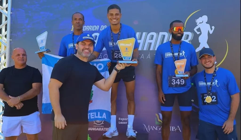 refeito Luiz Claudio Ribeiro entrega o troféu ao campeão da 10ª Corrida do Trabalhador de Mangaratiba