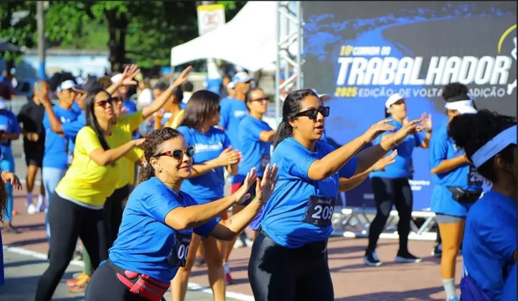 Participantes da Corrida do Trabalhador de Mangaratiba aquecem com aula de zumba antes da largada