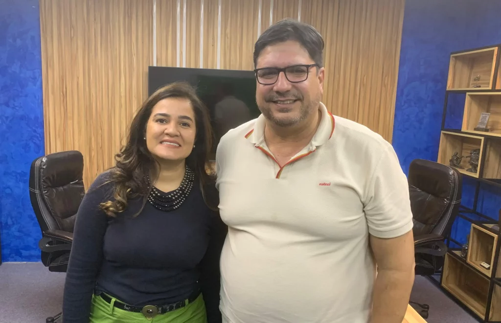 Entrevistada e entrevistador posando para foto