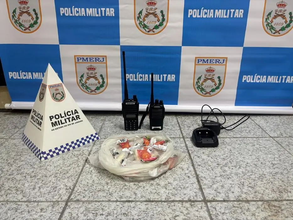 Rádios transmissores e entorpecentes embalados com a sigla “CV” apreendidos pela PM