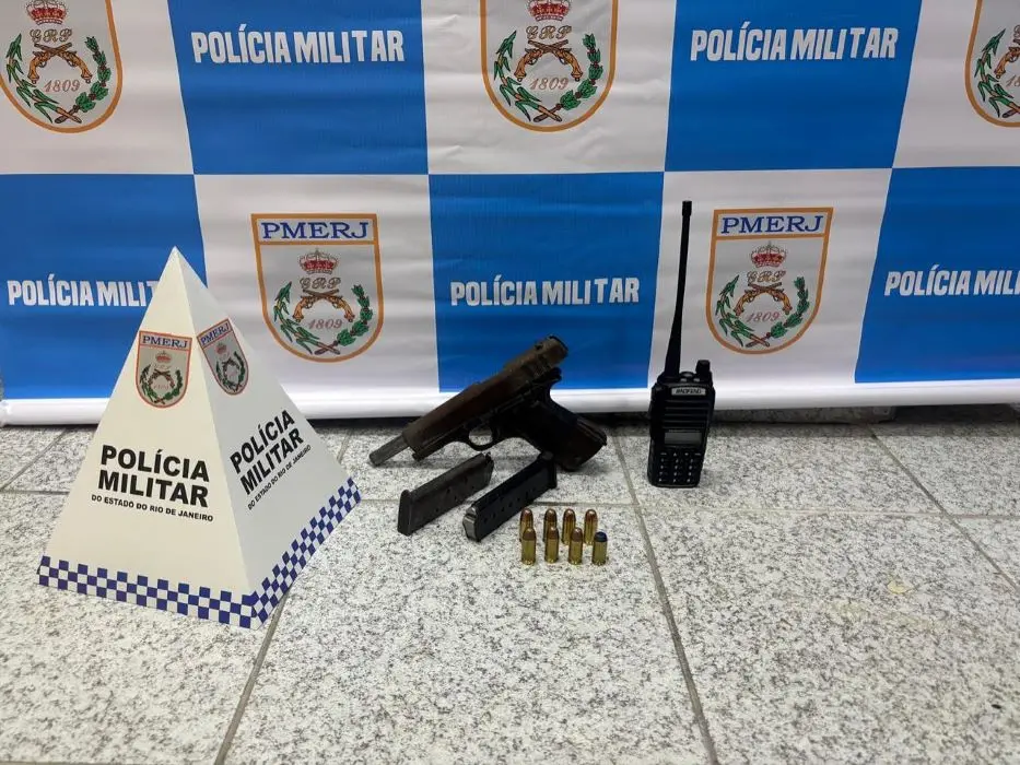 Pistola calibre .45 com numeração suprimida, carregadores, munições e rádio transmissor apreendidos 