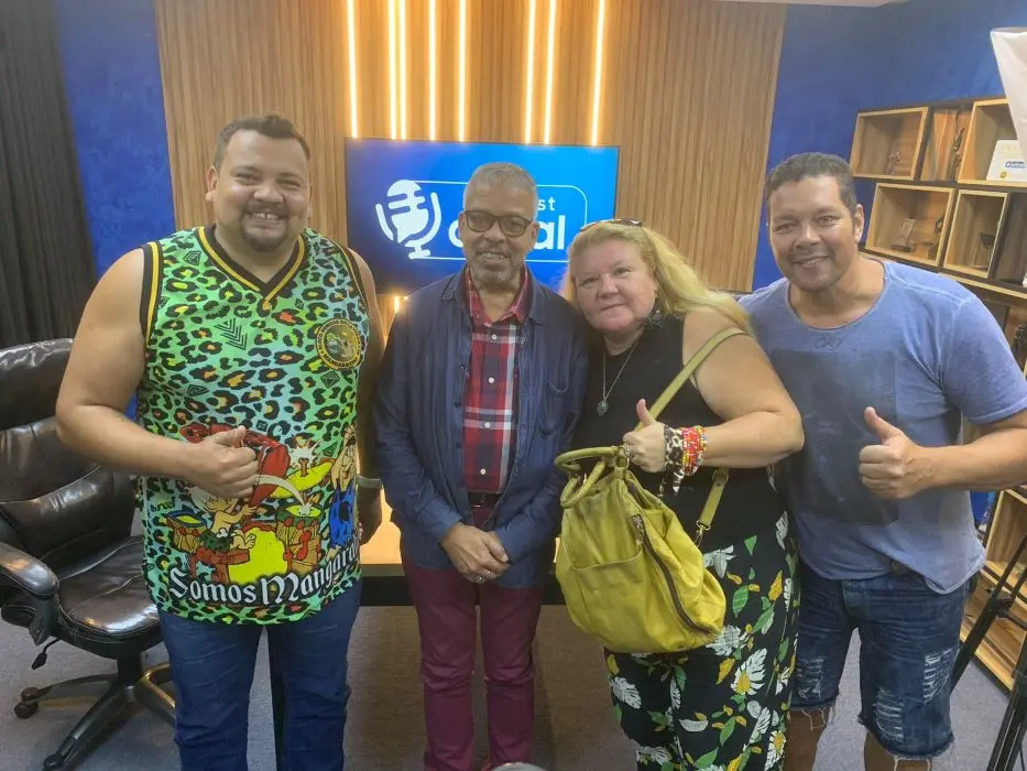 Quatro pessoas em pé posando para foto