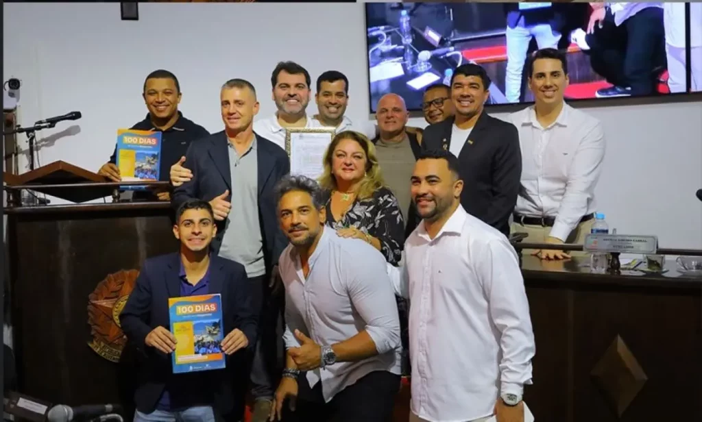 Prefeito Luiz Claudio Ribeiro posa ao lado dos vereadores após a solenidade
