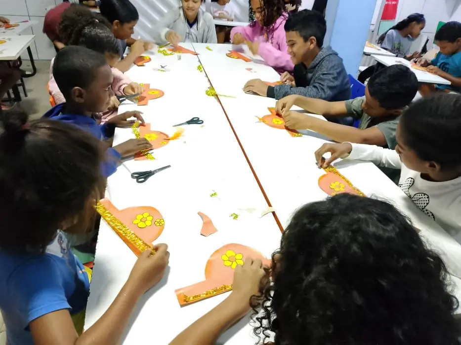 Crianças atendidas pela ONG Semeando para o Futuro confeccionam viseiras temáticas