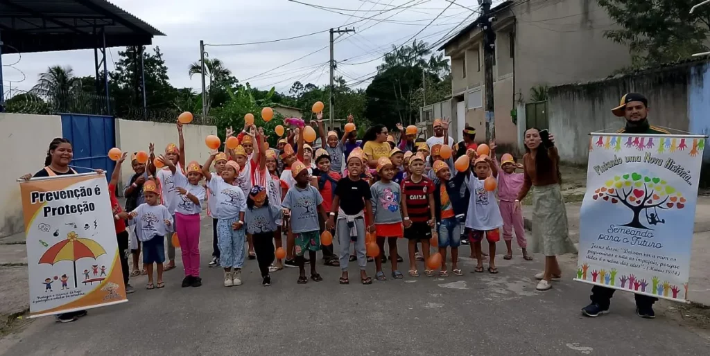 Crianças e educadores participam da caminhada da tarde no bairro Ibirapitanga