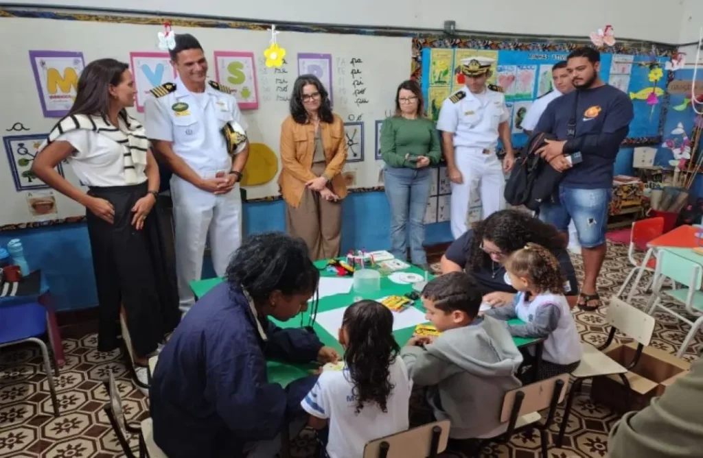 Representantes da Marinha do Brasil, UFRRJ e Receita Federal visitam sala de aula na Escola Levy Miranda