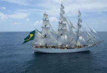 O majestoso Navio-Veleiro Cisne Branco, da Marinha do Brasil, em navegação