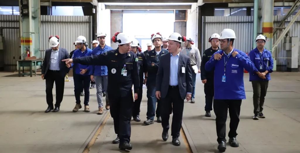 Homens andando na fábrica