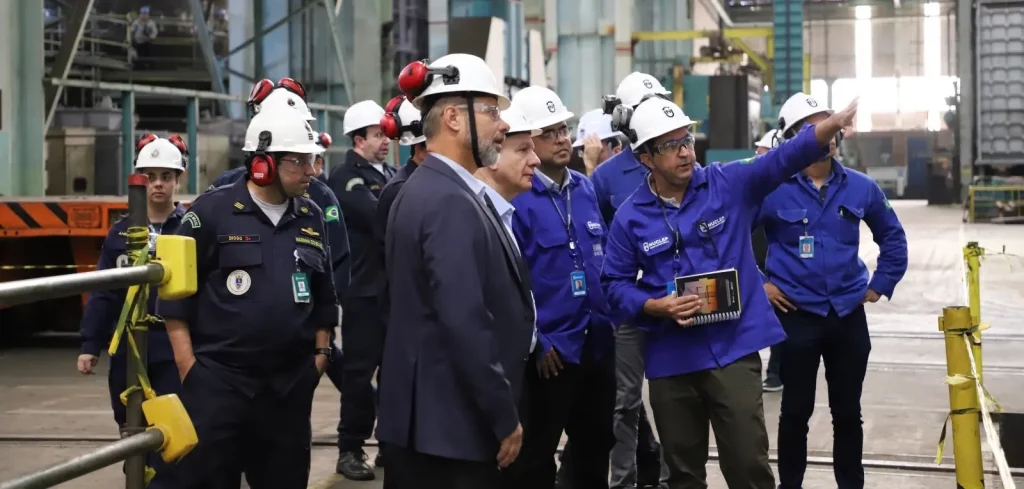 Homens parados conversando