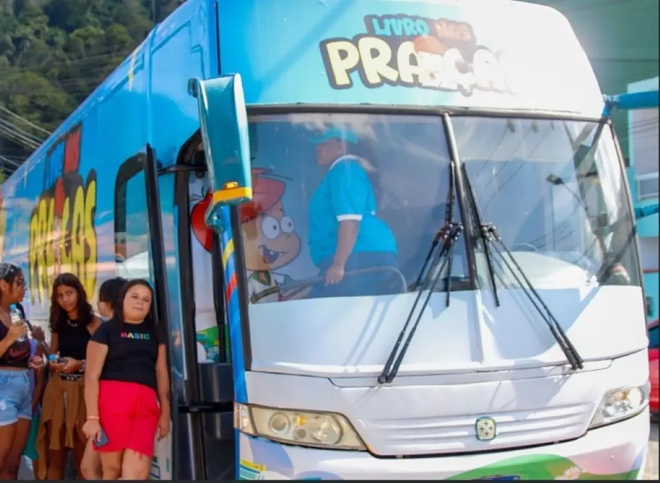 Ônibus-biblioteca do projeto "Livro nas Praças" atraiu crianças e adolescentes
