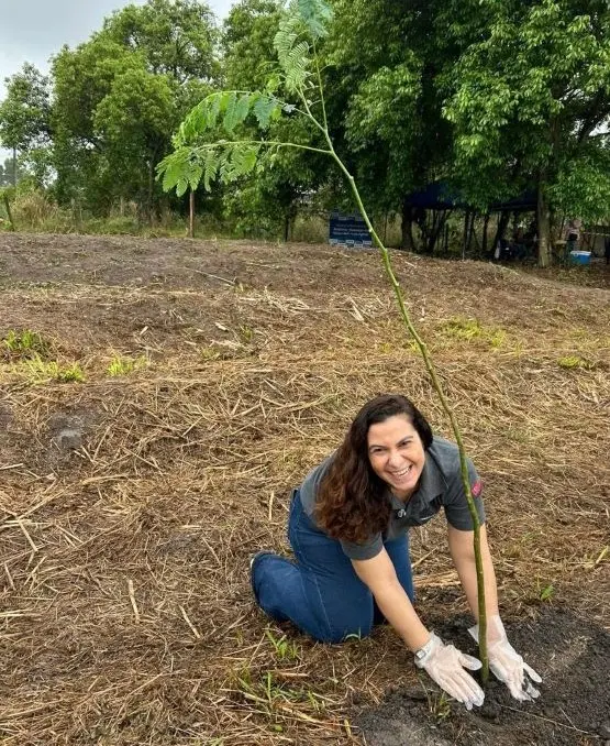 Mulher plantando muda