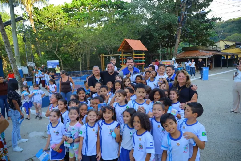 Prefeito Luiz Cláudio, autoridades e alunos da Escola Municipal Paulo Scofano