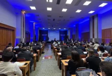 Participantes lotam o auditório do SECOMP-RJ 2025 durante palestra sobre a Nova Lei de Licitações