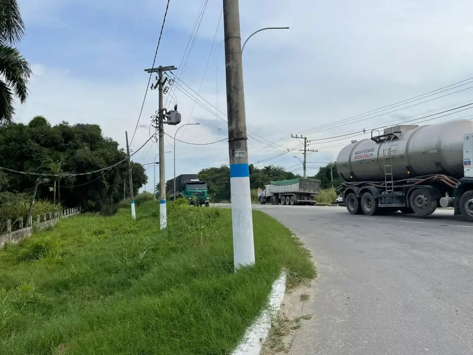 Movimentação intensa de caminhões e veículos pesados na Reta de Piranema