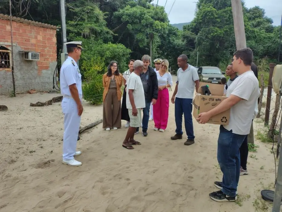 Entrega de computadores na Ilha da Marambaia reúne Marinha, UFRRJ, Receita Federal e comunidade local em ação