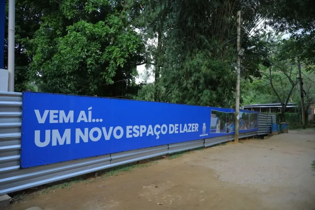Tapume instalado no local onde será construído o novo Parque da Gamboa