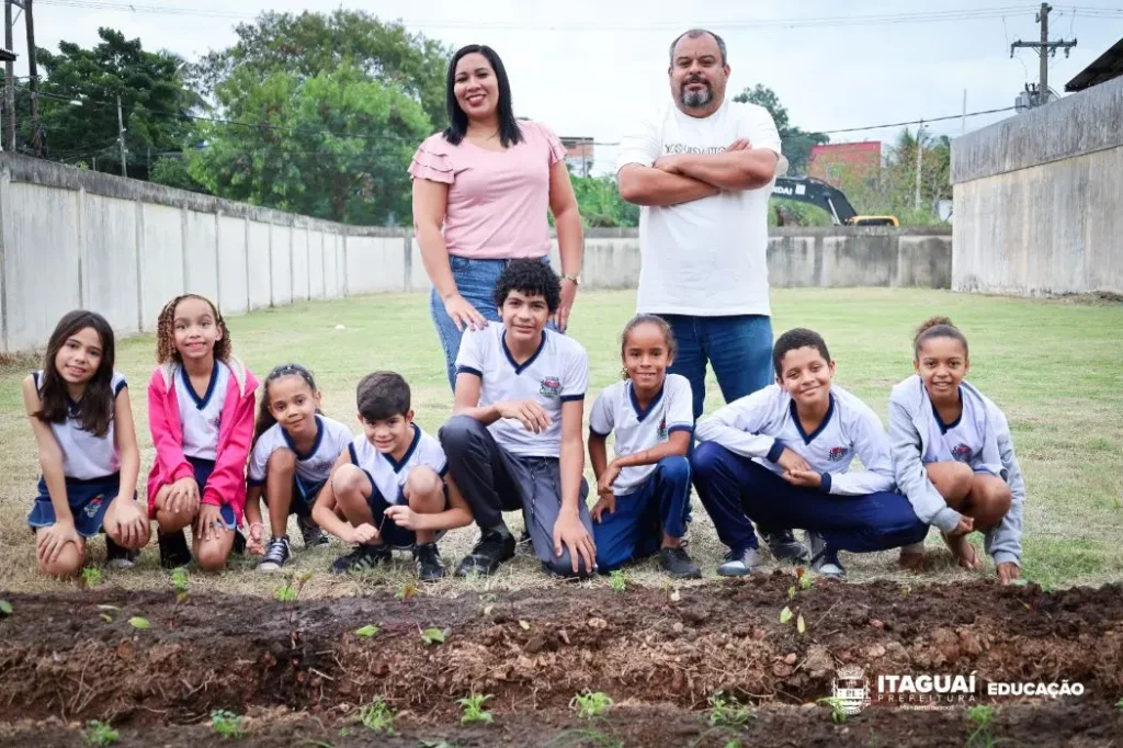 Kesseany Ferreira, o diretor Sandro e alunos participam do Projeto Horta