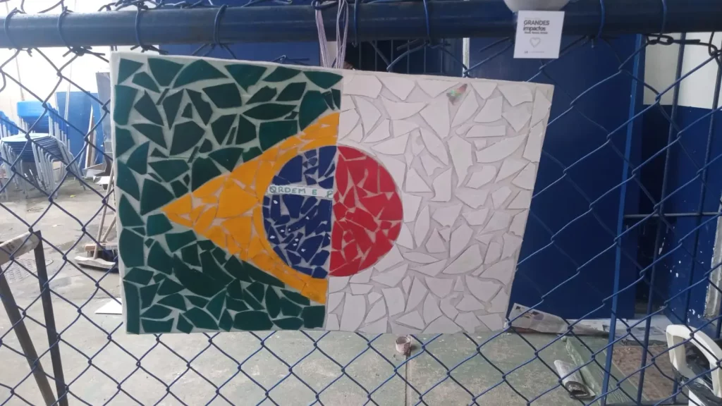 Trabalho artesanal produzido pelos alunos a partir das bandeiras do Brasil e do Japão
