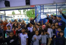Autoridades e alunos celebram a inauguração de uma das quadras poliesportivas