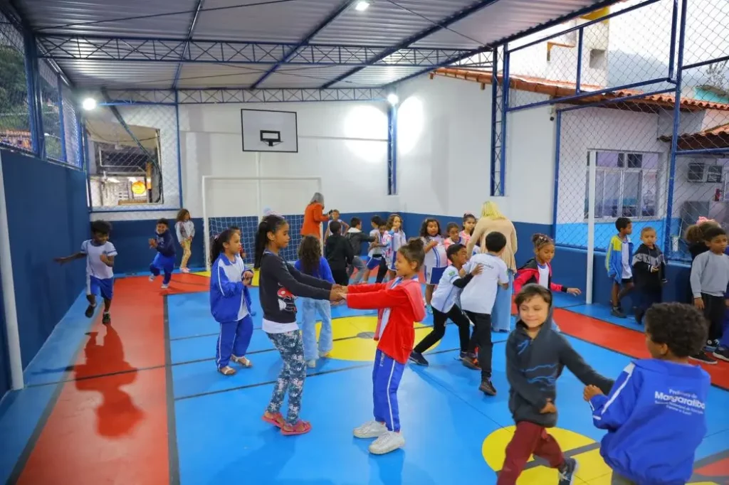 Alunos aproveitam a nova quadra poliesportiva durante atividade recreativa