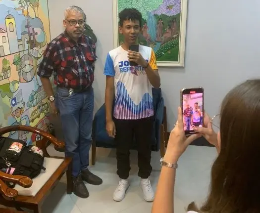 Estudante entrevistando o jornalista