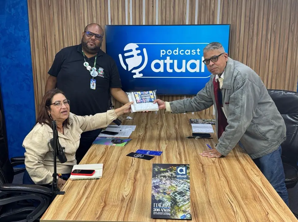 Os entrevistados entregam um kit de presente ao entrevistador