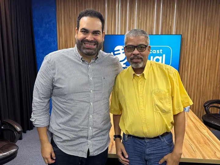 Entrevistado e entrevistador posando para foto