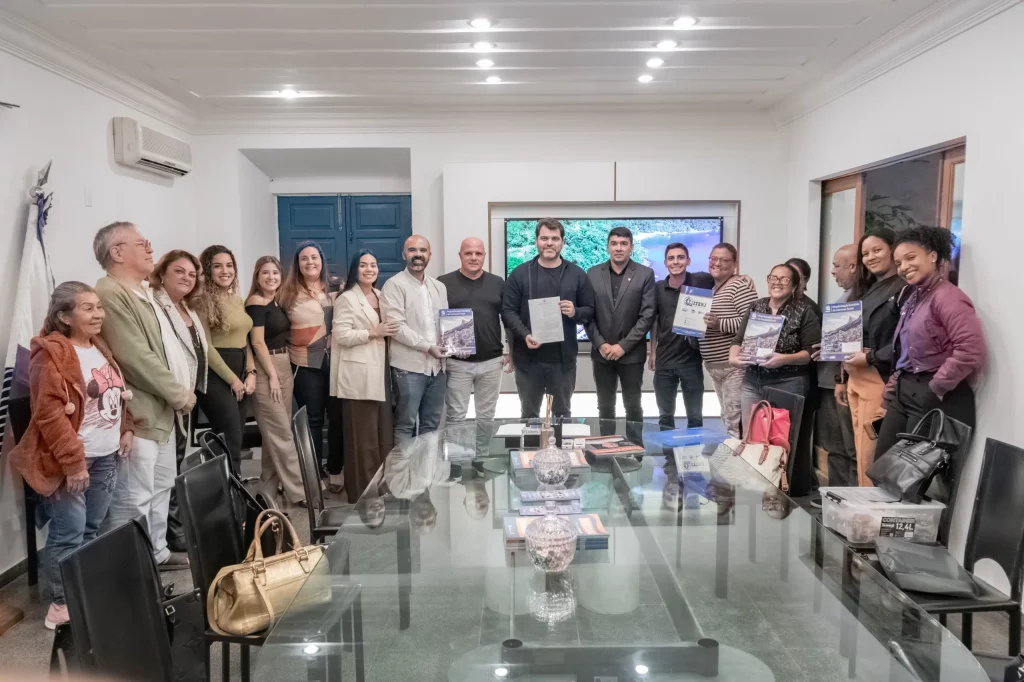 Prefeito Luiz Claudio Ribeiro, representantes do Iterj, vereadores e moradores celebram a assinatura