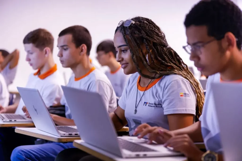 Alunos no computador