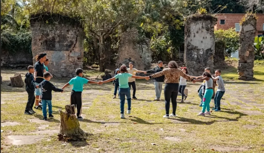 Crianças do CRAS de Muriqui participam de dinâmica em grupo nas Ruínas Históricas 