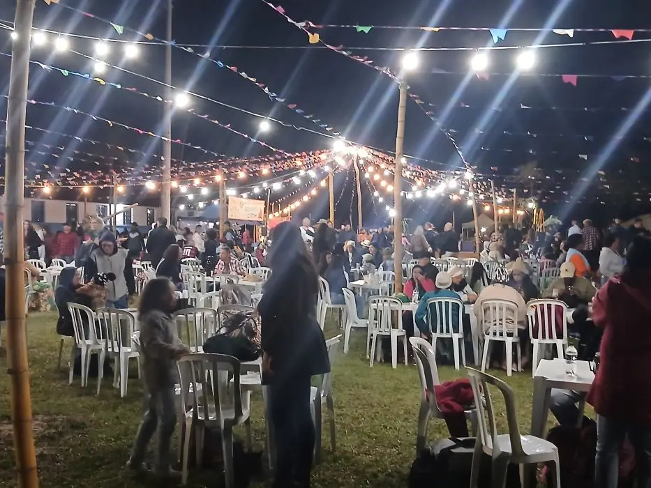 Público lota a área de convivência do Arraiá do Cadim, aproveitando o evento