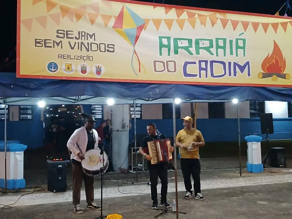 O grupo Trio Pé de Serra encerra a noite do Arraiá do Cadim com muito forró