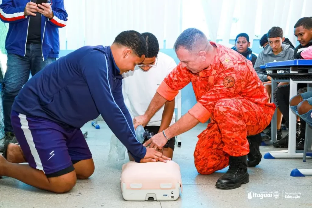  Aluno participa de simulação prática de reanimação cardiopulmonar