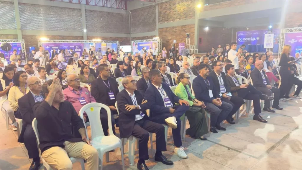 Público assistindo à abertura do evento