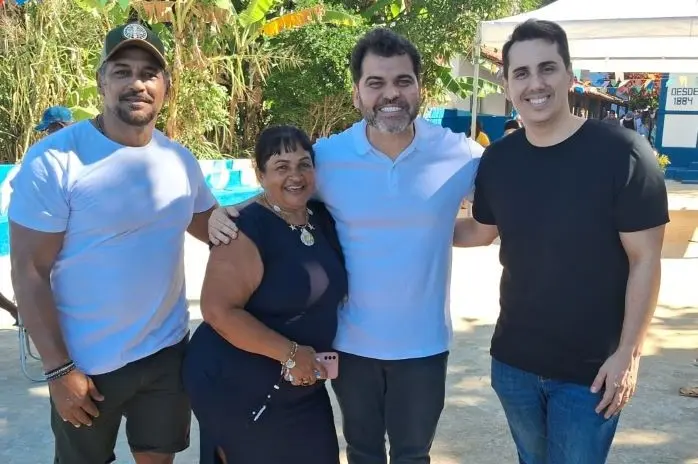 Quatro pessoas posando para foto