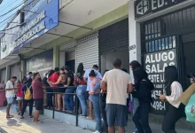 Filas para o Jovem Aprendiz em frente à Secretaria Municipal de Assistência Social.