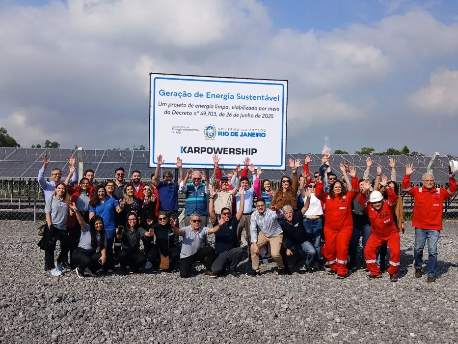 Equipe da Karpowership, representantes do Governo do Estado e parceiros locais celebram a inauguração da usina 
