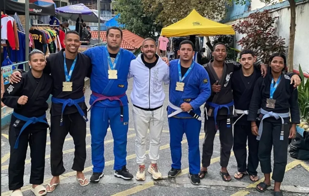 Atletas de jiu-jitsu comemoram conquistas no estadual