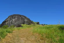Trilha leva ao topo da Pedra do Urubu