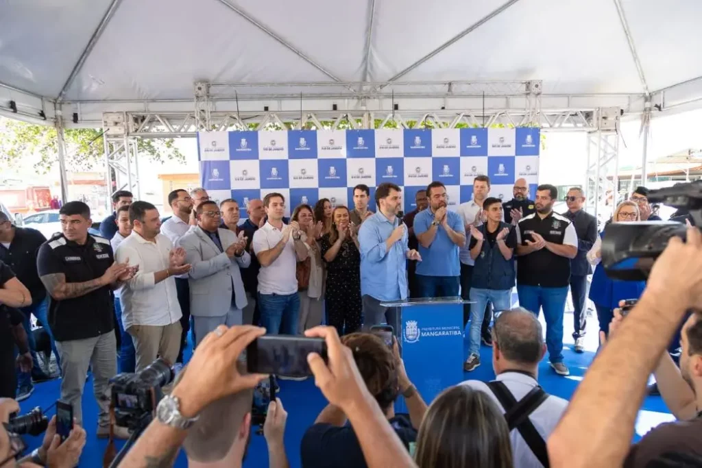 Prefeito Luiz Claudio discursa ao lado do governador Cláudio Castro durante cerimônia
