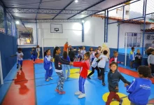 Crianças se divertem em atividade recreativa em escola municipal de Mangaratiba
