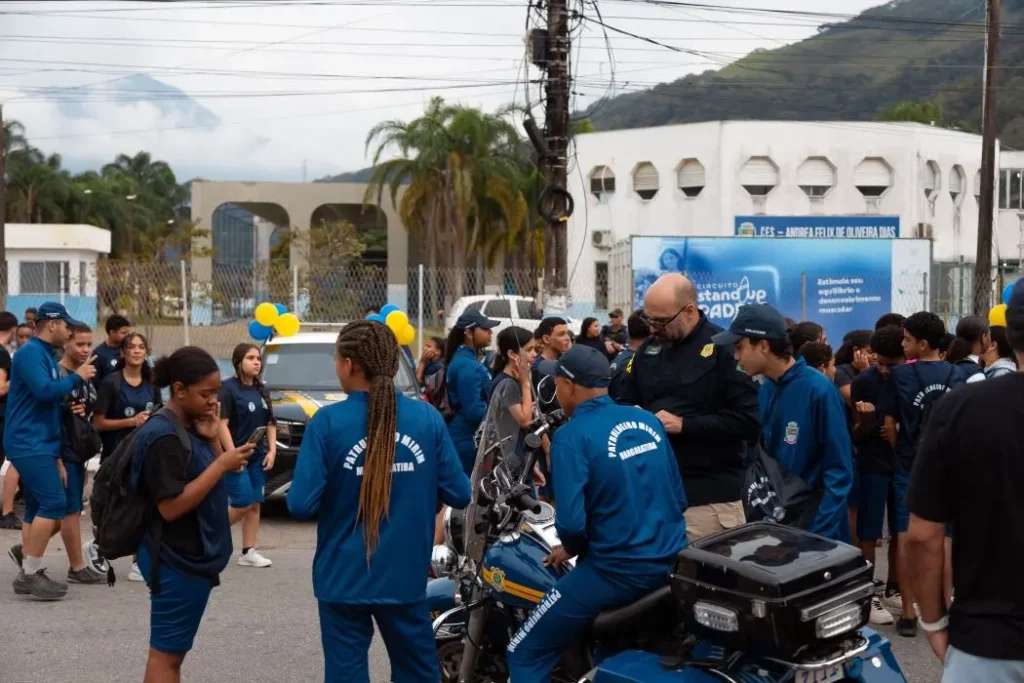 Agente da PRF interage com jovens da Patrulha Mirim de Mangaratiba