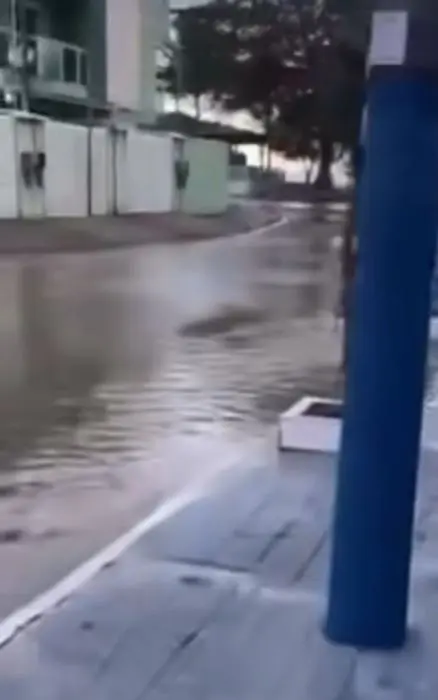 Água do mar invade calçadas e ruas na Praia do Saco