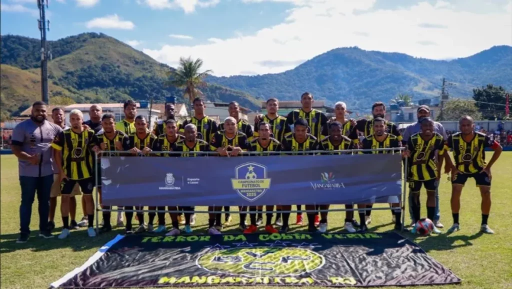 Elenco do Bela Vista FC posa para a foto oficial antes da final