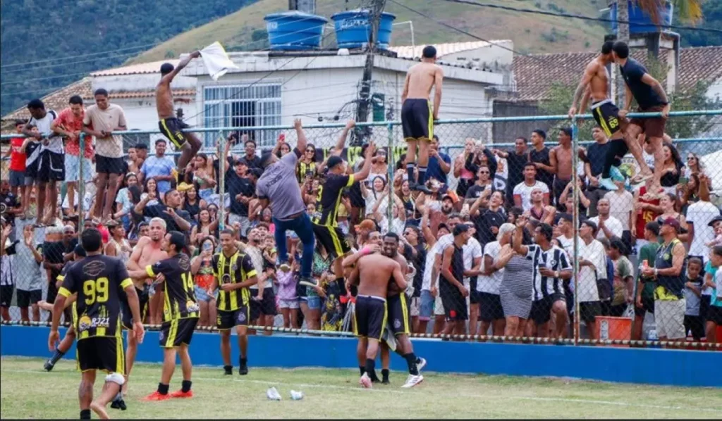 Jogadores do Bela Vista FC comemoram o título junto à torcida
