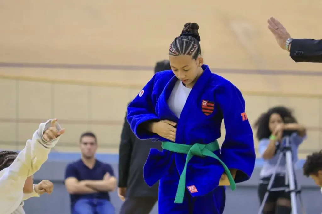 Emilly ajusta o quimono momentos antes de conquistar a medalha de bronze do Circuito Estadual
